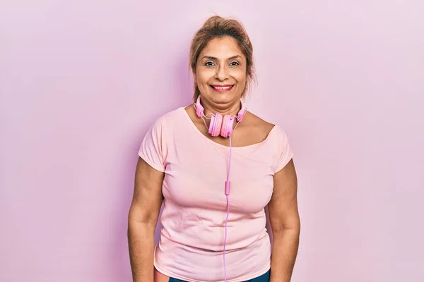 Hispanische Frau Mittleren Alters Turnbekleidung Und Mit Kopfhörern Mit Ernstem — Stockfoto