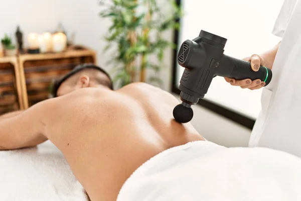 Giovane Uomo Ispanico Rilassato Avendo Massaggio Alla Schiena Con Pistola — Foto Stock