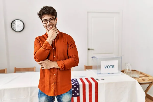 Hombre Hispano Pie Sala Elecciones Mirando Confiado Cámara Sonriendo Con — Foto de Stock