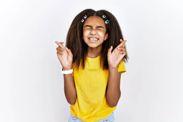 白い孤立した背景の上に立つ若いアフリカ系アメリカ人の少女は 希望と目を閉じて笑顔を交わした 幸運と迷信の概念は — ストック写真