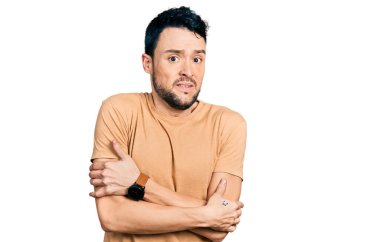 Sakallı, sıradan tişörtlü İspanyol bir adam. Kış soğuğu için titriyor ve donuyor. Yüzünde üzgün ve şok ifadesi var. 