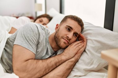 Kafkasyalı genç bir çift evde yatakta uyuyor..