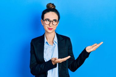 Avuç içleri açık, gülümseyen bir şey tutan, yan bakan ve düşünen İspanyol bir kız.. 