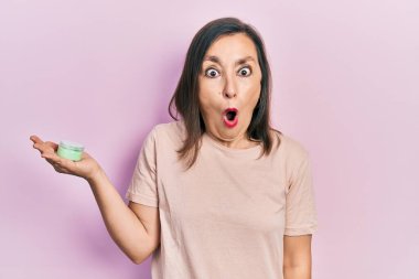 Orta yaşlı İspanyol kadın elinde kozmetik nemlendirici tutuyordu. Yüz kremi korkmuştu ve ağzı açık kalmıştı. 