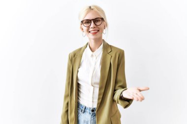 Kafkasyalı güzel iş kadını izole edilmiş arka planda durup güler yüzlü bir şekilde yardım eli uzatıyor ve kabul ediyor.. 