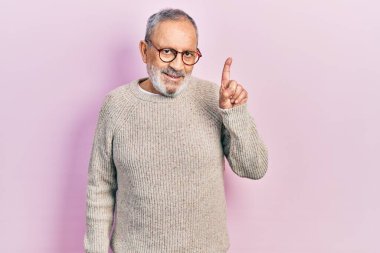 Sakallı, sıradan süveter giyen ve gözlüklü yakışıklı bir adam başarılı bir fikir olduğunu gösteriyor. Heyecanlı ve mutlu. Bir numara.. 