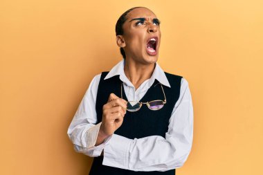 Makyaj yapan, uzun saçlı, iş gömleği giyen, gözlüklü kızgın ve öfkeli bağıran öfkeli bir adam. Öfkeyle bağırıyor. öfke ve agresif konsept. 