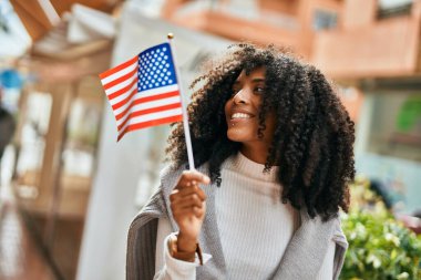 Genç Afrikalı Amerikalı kadın, mutlu bir şekilde gülümsüyor..