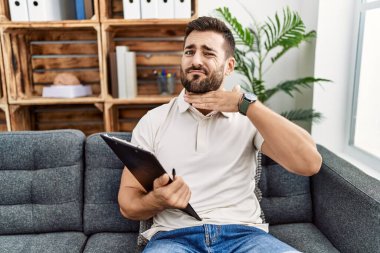 Psikoloji kliniğinde çalışan yakışıklı İspanyol bir adam. Bıçak niyetine boğazını kesiyor, saldırganlığı şiddetle tehdit ediyor. 