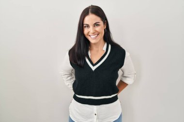 Yüzünde mutlu ve serin bir gülümsemeyle soyutlanmış bir geçmişin başında duran genç İspanyol kadın. şanslı kişi. 