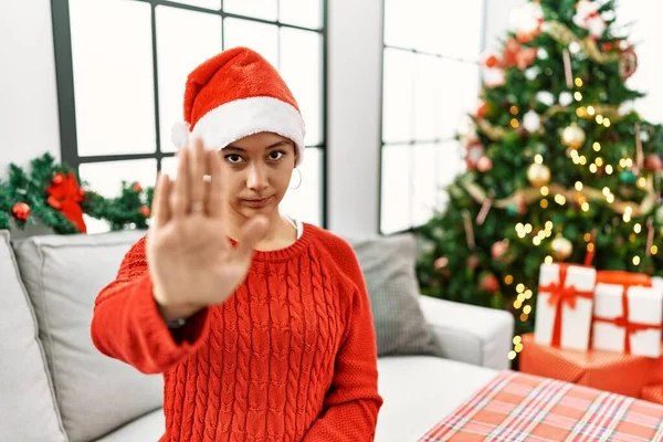 Mulher Hispânica Jovem Com Cabelo Curto Usando Chapéu Natal Sentado — Fotografia de Stock