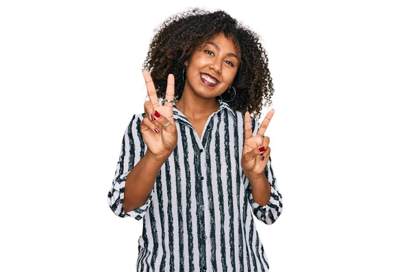 Een Jong Afrikaans Amerikaans Meisje Casual Kleding Glimlachend Naar Camera — Stockfoto