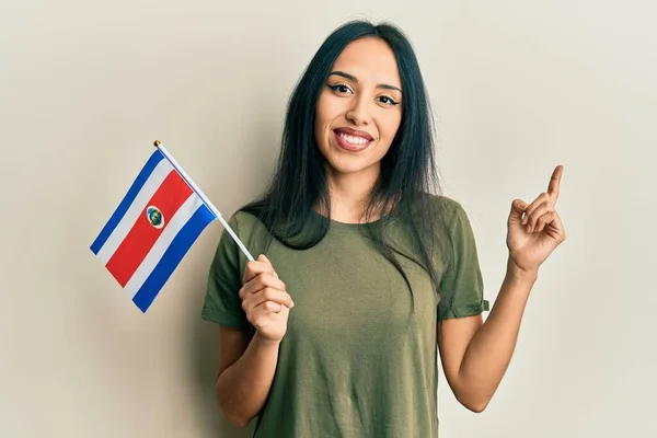 Ung Latinamerikansk Flicka Håller Costa Ricas Flagga Leende Glad Pekar — Stockfoto