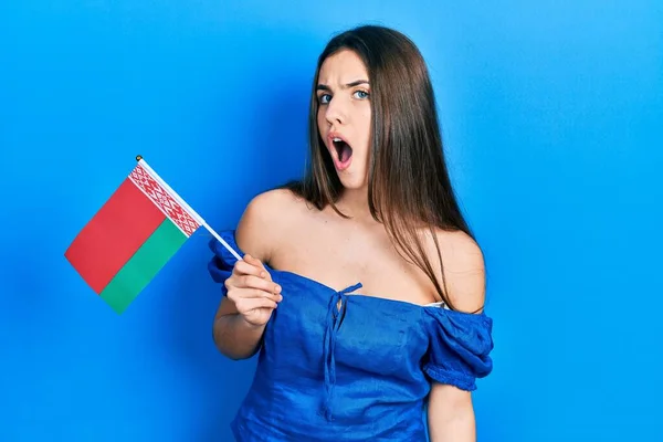 Νεαρή Μελαχρινή Έφηβη Κρατώντας Σημαία Belarus Φοβισμένη Και Κατάπληκτη Ανοιχτό — Φωτογραφία Αρχείου