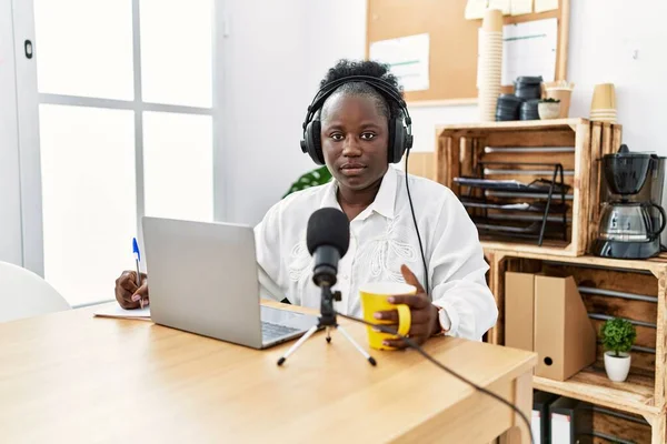 Genç Afrikalı Bir Kadın Radyo Stüdyosunda Çalışıyor Düşünce Tarzı Ayık — Stok fotoğraf