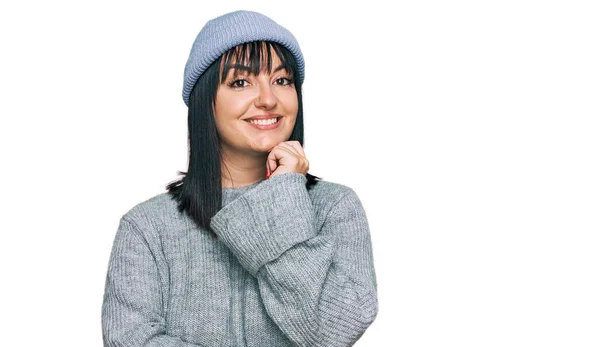 Young Hispanic Woman Wearing Cute Wool Cap Looking Confident Camera — Stock Photo, Image