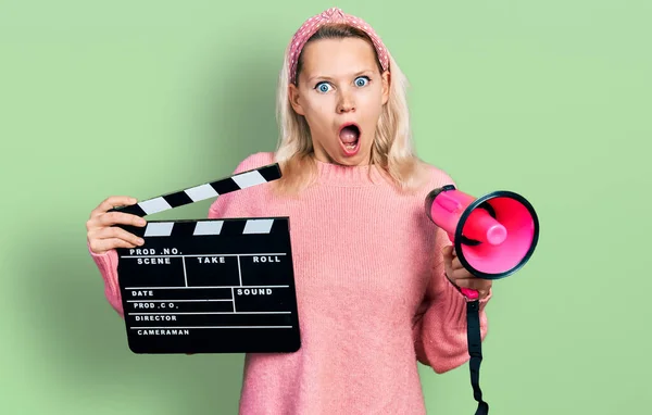 Joven Mujer Caucásica Sosteniendo Video Película Clapboard Megáfono Miedo Conmocionado —  Fotos de Stock