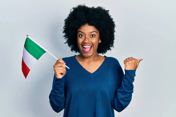 Молодая Африканская Американка Держит Итальянский Флаг Указывая Пальцем Вверх Сторону — стоковое фото