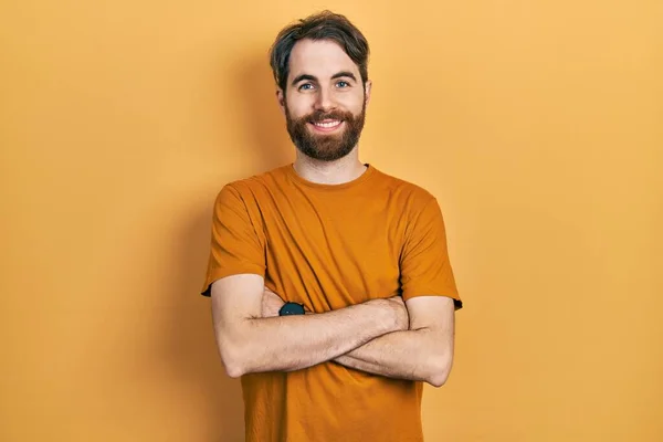 Hombre Caucásico Con Barba Vistiendo Casual Camiseta Amarilla Cara Feliz —  Fotos de Stock