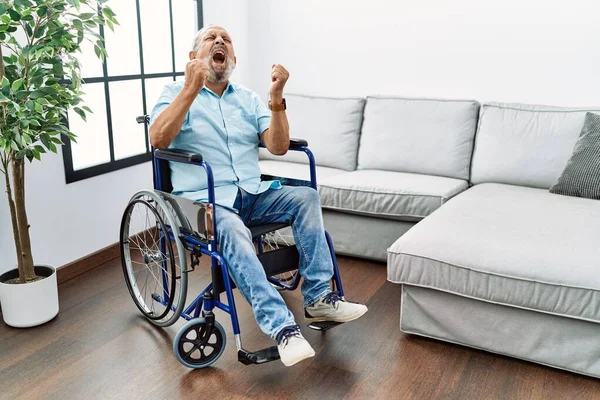 Knappe Oudere Man Zit Een Rolstoel Woonkamer Gek Gek Schreeuwen — Stockfoto