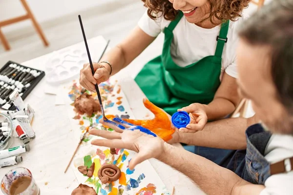 Dois Estudantes Meia Idade Sorrindo Felizes Mãos Pintura Estúdio Arte — Fotografia de Stock