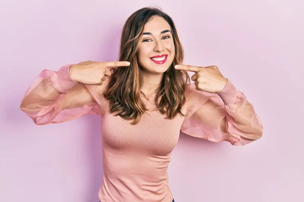 Mladá Hispánka Oblečená Neformálního Oblečení Vesele Usmívající Ukazující Prsty Zuby — Stock fotografie