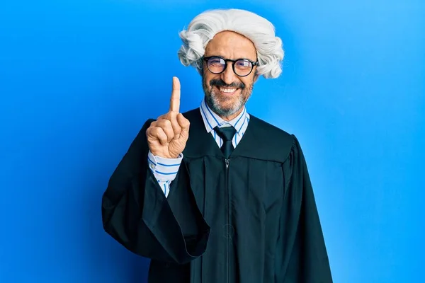 中年惊慌失措的人身穿法官制服 面带微笑 带着一个想法或问题 满脸喜形于色 位居第一 — 图库照片