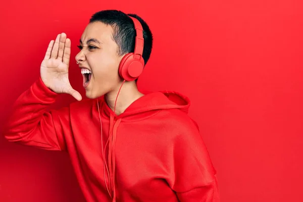 Beautiful Hispanic Woman Short Hair Listening Music Using Headphones Shouting — Stock Photo, Image