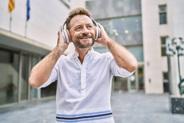 Mężczyzna Średnim Wieku Słuchający Muzyki Mieście — Zdjęcie stockowe