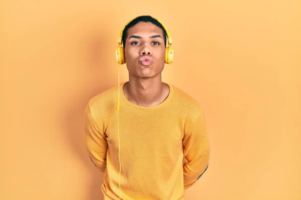 Молодий Афроамериканець Який Слухає Музику Допомогою Навушників Дивиться Камеру Яка — стокове фото