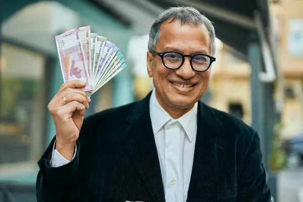 Edad Media Sureste Asiático Hombre Holding Indio Rupias Billetes Ciudad —  Fotos de Stock