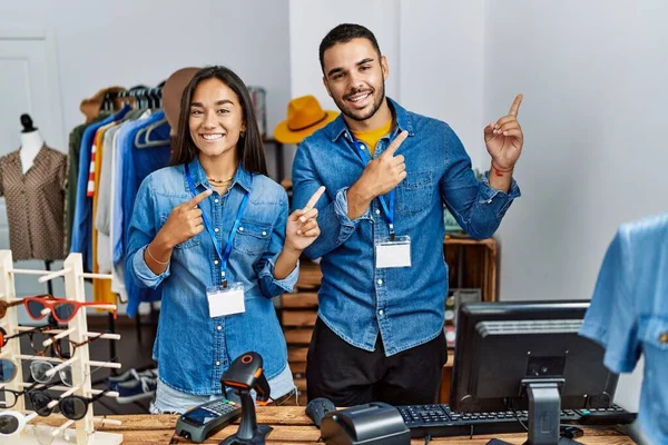 Jovens Interracial Trabalhando Varejo Boutique Sorrindo Olhando Para Câmera Apontando — Fotografia de Stock