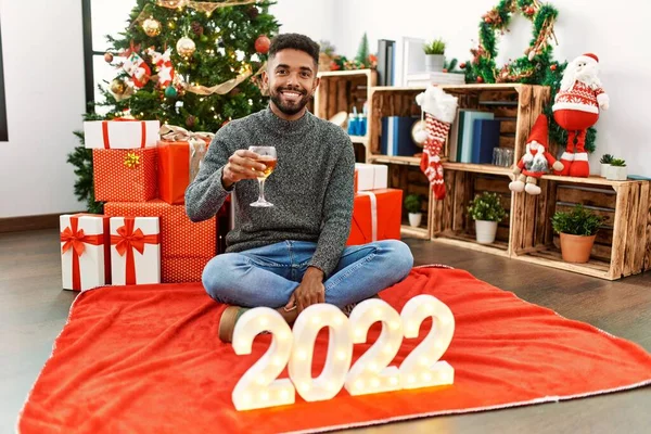 Молодий Афроамериканець Посміхаючись Радісно Відзначає 2022 Рік Коли Шампанське Вдома — стокове фото