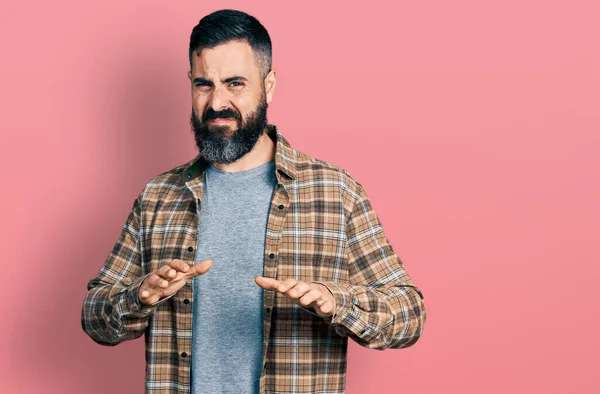 Een Spaanse Man Met Een Baard Met Een Nonchalante Overhemd — Stockfoto