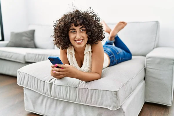 Молодая Женщина Ближнего Востока Уверенно Улыбается Используя Смартфон Дома — стоковое фото