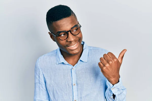 Junger Afrikanisch Amerikanischer Mann Mit Lässiger Kleidung Und Brille Die — Stockfoto