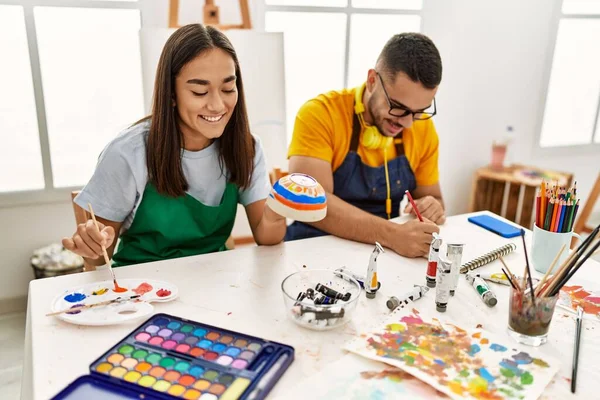 Jeune Couple Hispanique Souriant Dessin Heureux Assis Sur Table Studio — Photo