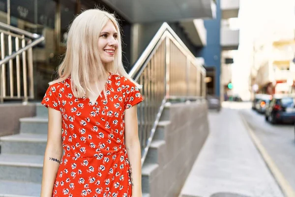 Jong Blond Meisje Glimlachen Gelukkig Staan Stad — Stockfoto