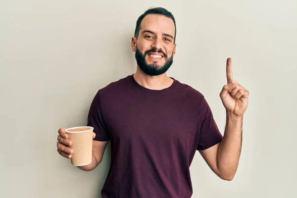 Sakallı Genç Bir Adam Bir Fikirle Gülümseyen Bir Fincan Kahve — Stok fotoğraf