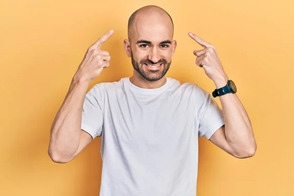 Jeune Homme Chauve Portant Shirt Blanc Décontracté Souriant Pointant Vers — Photo