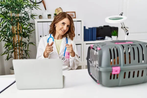 Middle Age Veterinarian Woman Working Pet Clinic Pointing Fingers Camera — Foto Stock