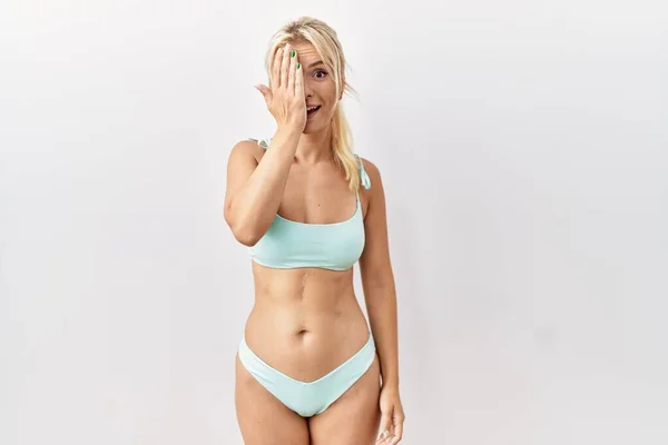 Mujer Caucásica Joven Con Bikini Sobre Fondo Aislado Cubriendo Ojo —  Fotos de Stock