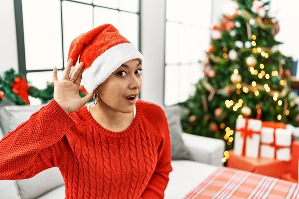 Mladá Hispánka Krátkými Vlasy Vánočním Kloboukem Sedící Pohovce Pokoušející Zaslechnout — Stock fotografie
