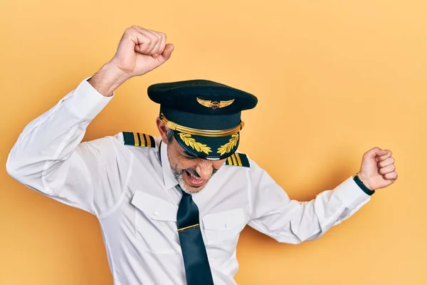 Yakışıklı Orta Yaşlı Gri Saçlı Uçak Pilotu Üniforması Giyen Mutlu — Stok fotoğraf
