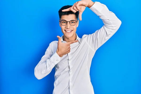 Joven Hombre Hispano Vistiendo Ropa Casual Gafas Sonrientes Haciendo Montura —  Fotos de Stock