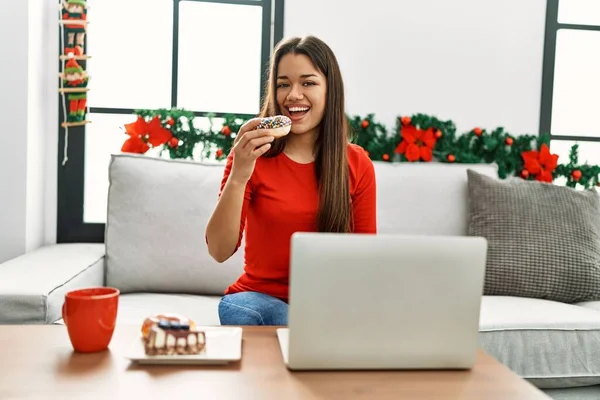 Jovem Mulher Latina Tomando Café Manhã Usando Laptop Sentado Por — Fotografia de Stock