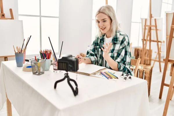 Jovem Artista Estudante Menina Sorrindo Pintura Feliz Sentado Mesa Gravação — Fotografia de Stock