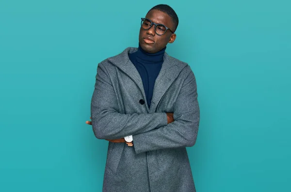 Joven Hombre Afroamericano Vistiendo Ropa Negocios Gafas Mirando Hacia Lado — Foto de Stock