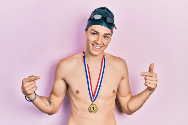 Giovane Uomo Ispanico Con Occhiali Nuoto Medaglia Oro Guardando Fiducioso — Foto Stock