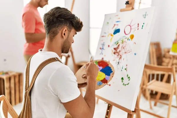 Dois Homens Hispânicos Casal Sorrindo Desenho Confiante Estúdio Arte — Fotografia de Stock